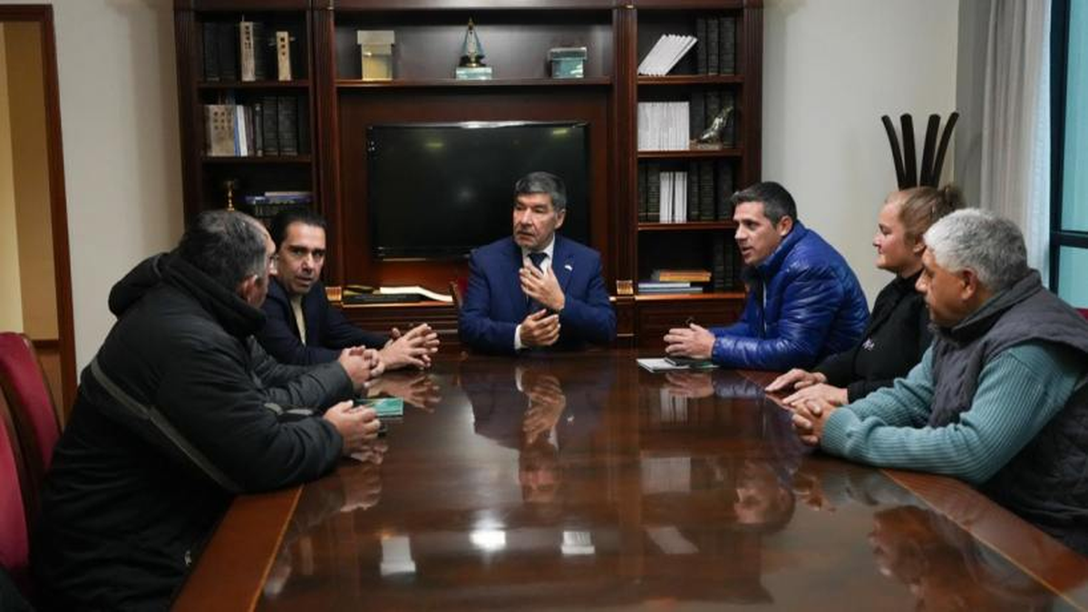  El vicegobernador de Tucumán, a cargo del Ejecutivo, se reunió con los delegado de la planta de Topper. Foto: Prensa Legislatura El vicegobernador de Tucumán, a cargo del Ejecutivo, se reunió con los delegado de la planta de Topper. Foto: Prensa Legislatura