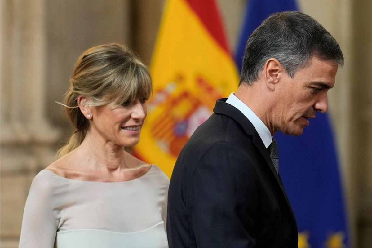Pedro Sánchez junto a su esposa, Begoña Gómez, en un acto institucional. El nombre del entorno presidencial fue mencionado en investigaciones y controversias políticas recientes. Pedro Sánchez junto a su esposa, Begoña Gómez, en un acto institucional. El nombre del entorno presidencial fue mencionado en investigaciones y controversias políticas recientes.