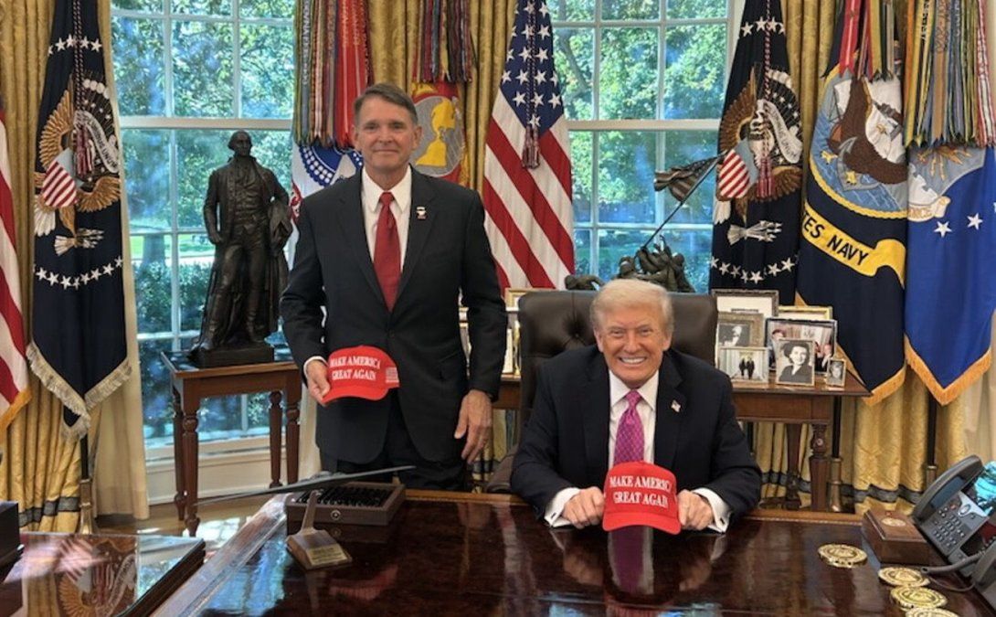 Ed Gallrein, candidato a ocupar un escaño en el Congreso de EE.UU. por el 4to distrito de Kentucky, junto a Donald Trump