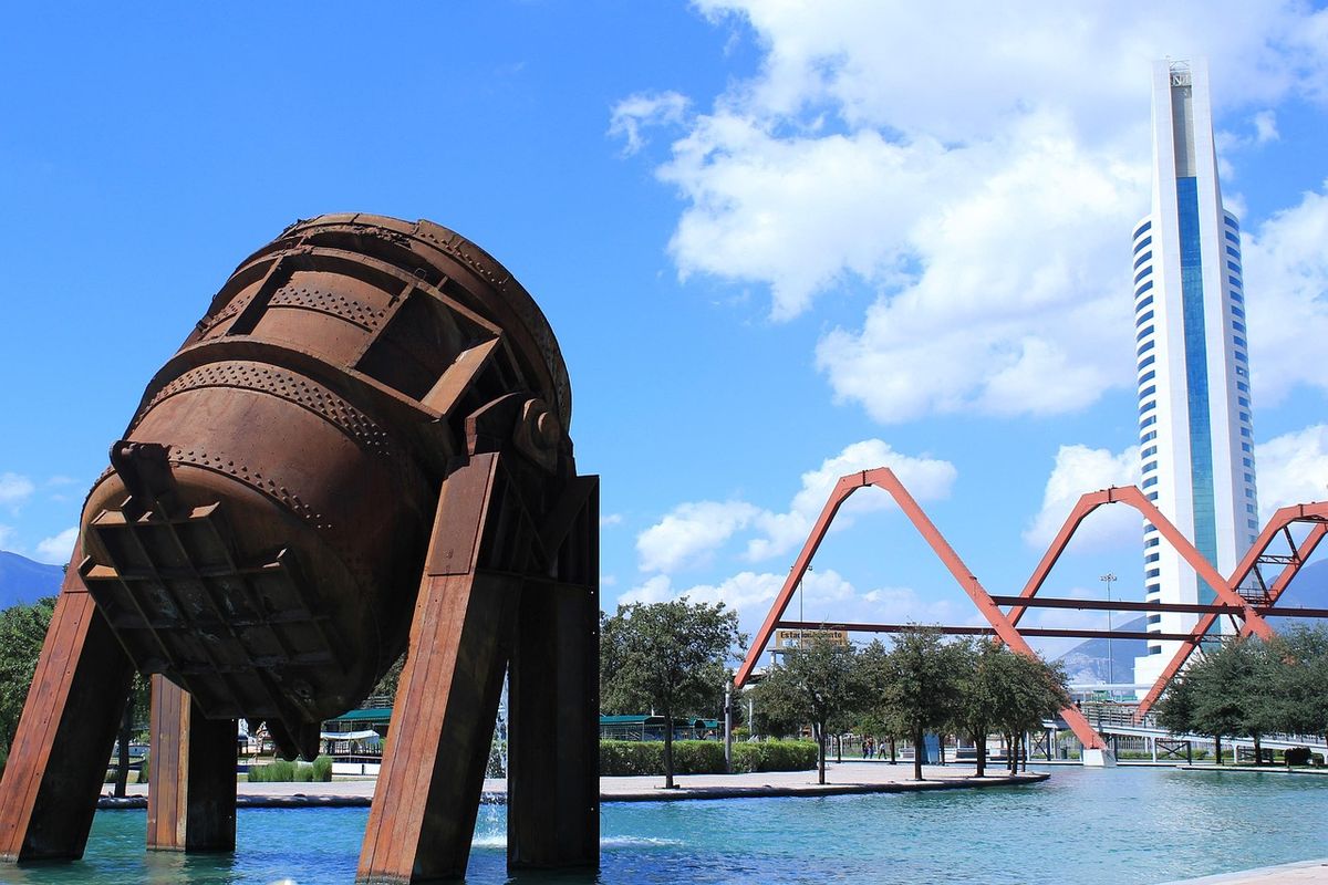 Vista del centro de Monterrey, donde la Macroplaza y el Paseo Santa Lucía conectan el corazón urbano con los principales espacios culturales de la ciudad. Vista del centro de Monterrey, donde la Macroplaza y el Paseo Santa Lucía conectan el corazón urbano con los principales espacios culturales de la ciudad.