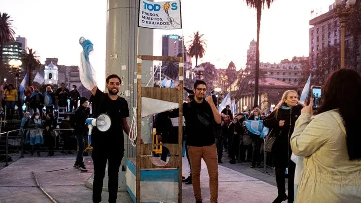 Revolución Federal, el polémico grupo en la mira de la justicia por sus manifestaciones violentas contra el gobierno y CFK.
