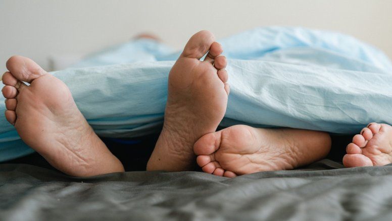 Estudio revela que dormir en pareja es mejor que solos