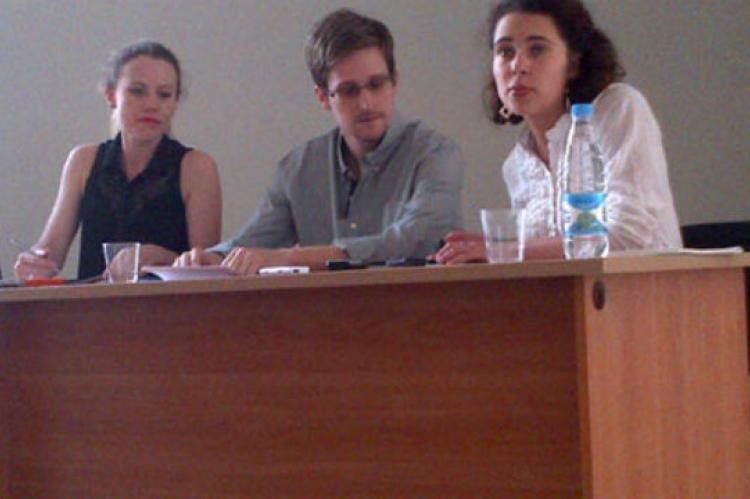 Primera foto publicada de Edward Snowden en Moscú