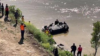 Los oficiales que fueron al lugar del accidente tratan de sacar el auto que cayó al río Paraná. Los oficiales que fueron al lugar del accidente tratan de sacar el auto que cayó al río Paraná.