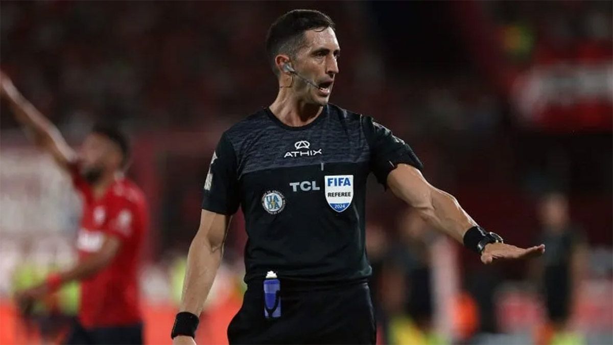 Claudio Chiqui Tapia castigó, ahora, al árbitro Nazareno Arasa tras su polémica actuación en el partido River y Gimnasia y Esgrima de La Plata. Claudio Chiqui Tapia castigó, ahora, al árbitro Nazareno Arasa tras su polémica actuación en el partido River y Gimnasia y Esgrima de La Plata.