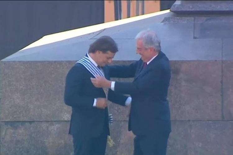 Tabaré Vázquez le hace entrega de la banda presidencial a Luis Lacalle Pou.