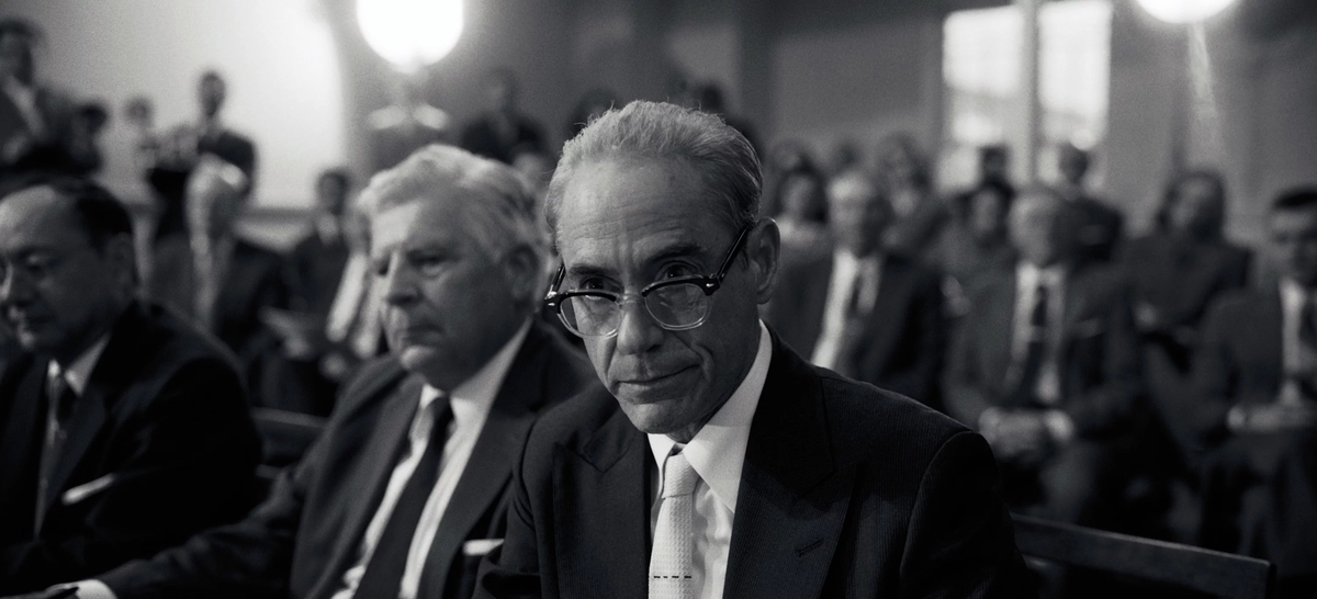 Tampoco queda claro en qué espacios físicos se lleva a cabo la acción, de manera que el desplazamiento en escenarios sigue siendo un punto muy débil en Nolan. Tampoco queda claro en qué espacios físicos se lleva a cabo la acción, de manera que el desplazamiento en escenarios sigue siendo un punto muy débil en Nolan.