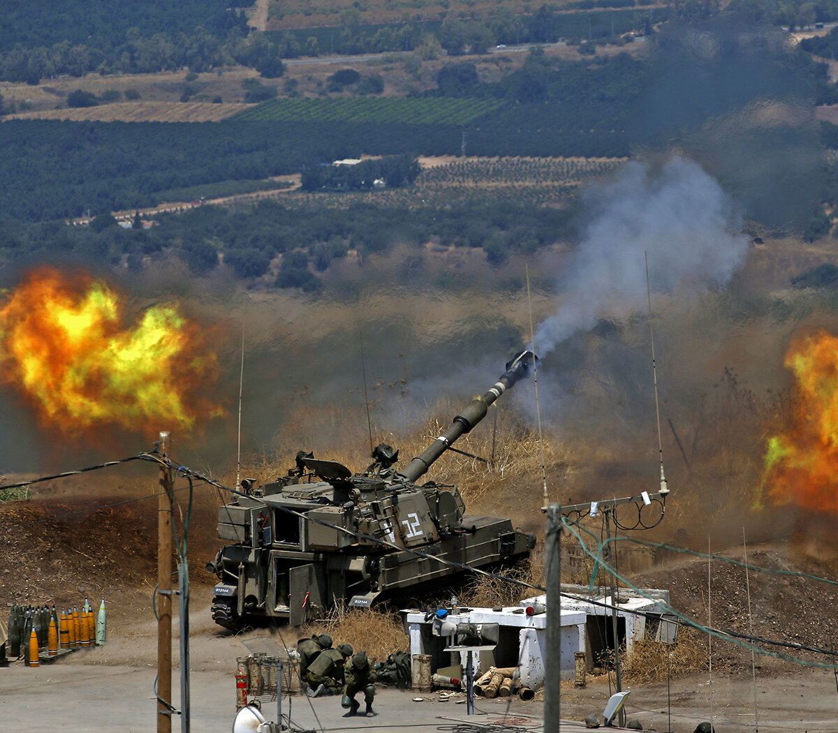 Hezbollah lanzó misiles guiados y proyectiles de artillería contra tres posiciones militares israelíes en las disputadas Granjas de Shebaa. Hezbollah lanzó misiles guiados y proyectiles de artillería contra tres posiciones militares israelíes en las disputadas Granjas de Shebaa.