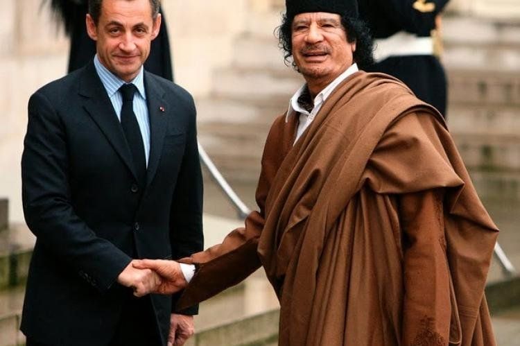 Nicolás Sarkozy y Muamar Gadafi, quien ayudó a financiar su arribo al Eliseo.
