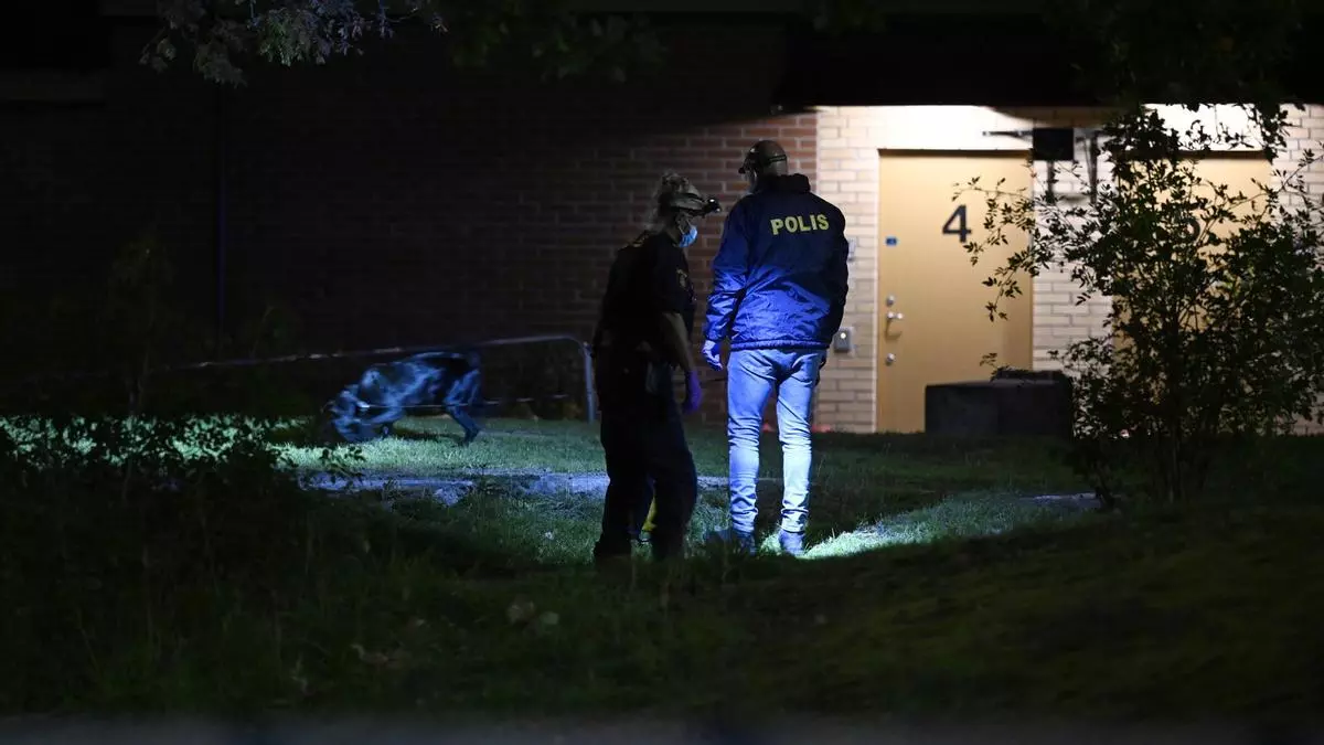Agentes de Policía investigan la escena en la que un joven fue tiroteado el 27 de septiembre en un polideportivo en Estocolmo Agentes de Policía investigan la escena en la que un joven fue tiroteado el 27 de septiembre en un polideportivo en Estocolmo