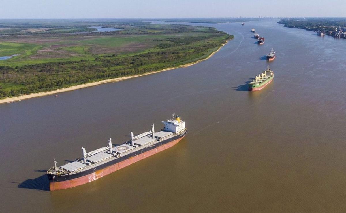 Por la bajante, los buques salen con menos carga. Por la bajante, los buques salen con menos carga.