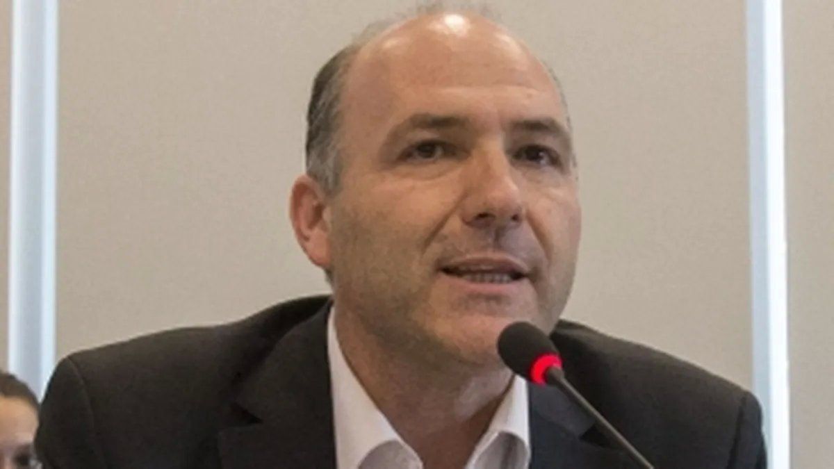 Picante cruce entre el funcionario K Guillermo Carmona y el ex embajador británico Mark Kent.