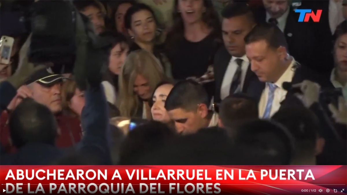 Victoria Villarruel se retira abucheada de la Basílica de Flores, donde se rendía homenaje al fallecido papa Francisco.