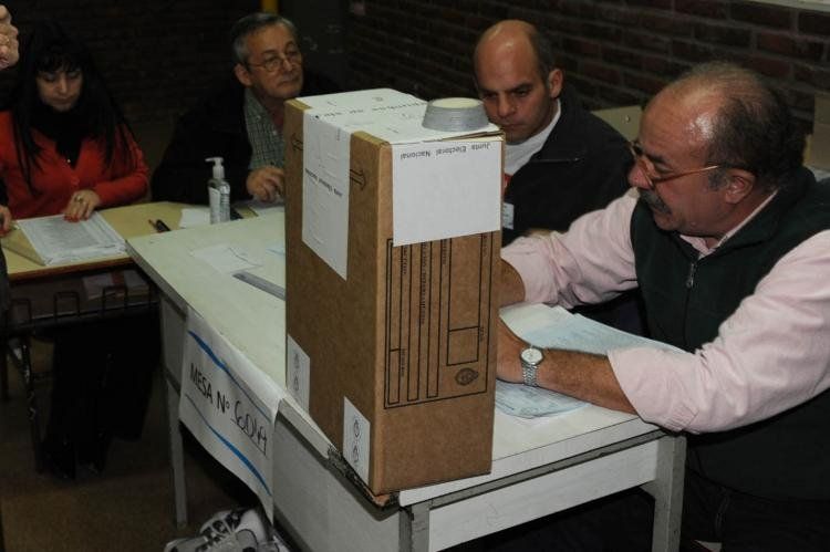 En despachos políticos del gobierno se analizaba en las últimas horas nada menos que no hacer las PASO del 11 de agosto para el caso de que la Corte Suprema, vía per saltum, avale los rechazos de varios jueces a la elección de consejeros en esas internas