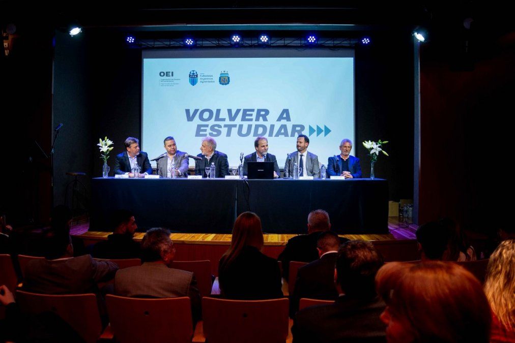 En la mesa de presentación estuvieron todos los organizadores