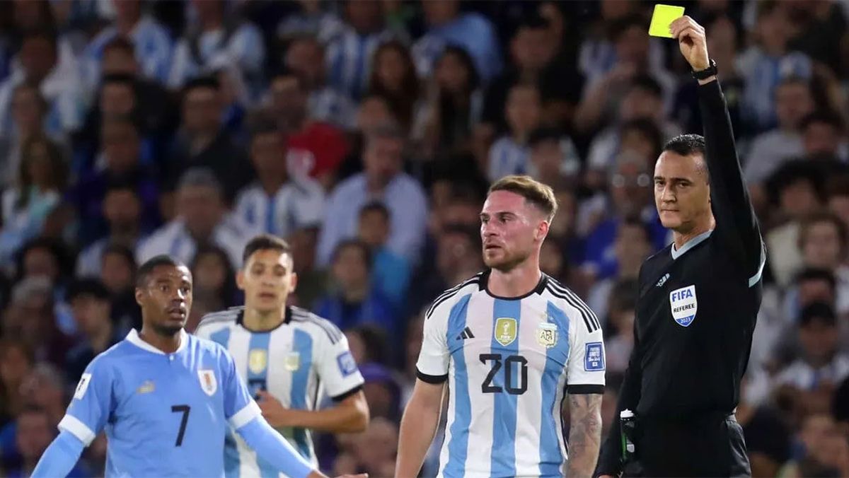 Imagen del árbitro colombiano Wilmar Roldán que fue seriamente cuestionado por su actuación en el partido Argentina-Uruguay por las Eliminatorias para el Mundial 2026.