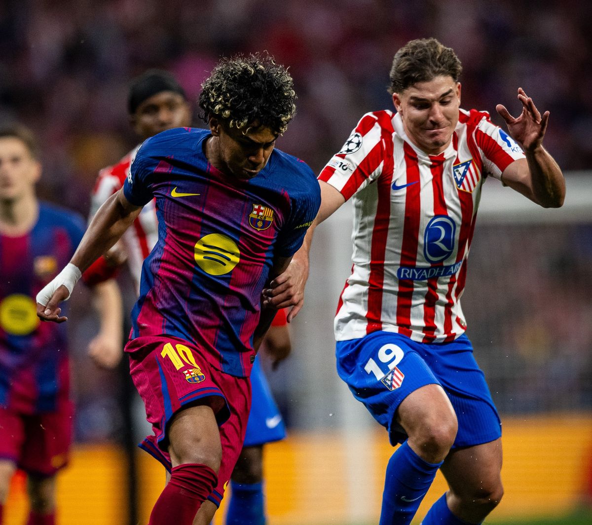 Julián Álvarez corre ante Lamine Yamal. El Atlético de Madrid se impuso ante el Barcelona con personalidad