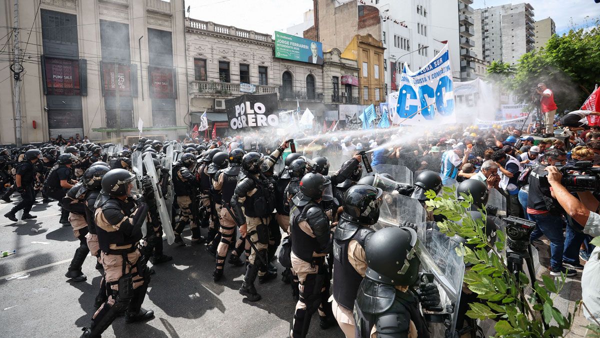 Gases lacrimógenos en el Puente Pueyrredón (Foto: NA). Gases lacrimógenos en el Puente Pueyrredón (Foto: NA).