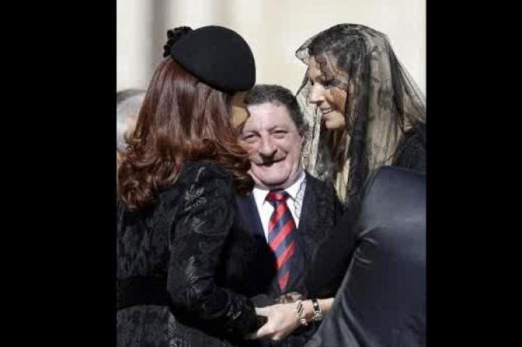 Cristina saluda a Máxima, y en el medio, Omar Viviani.