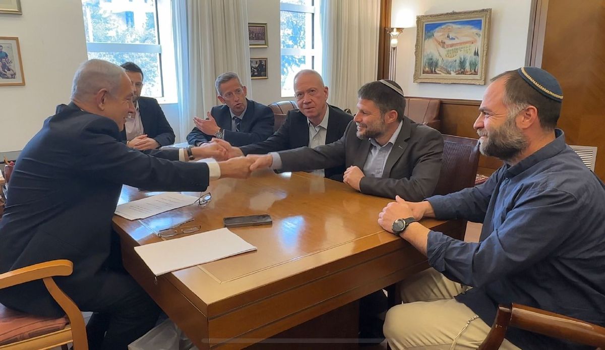 Benjamin Netanyahu acordando con Yoav Gallant y Bezalel Smotrich.