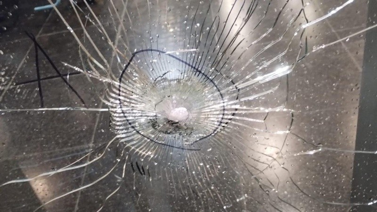 El disparo realizado por los sicarios contra el frente del hospital. El disparo realizado por los sicarios contra el frente del hospital. 