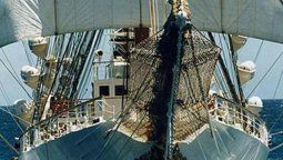 altText(La fragata ya está en Santa Clara del Mar... y siguen dragando)}