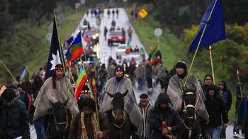 La Coordinadora Arauco Malleco (CAM) hizo un llamado a reivindicar la violencia política como método de lucha, adelantando más movilizaciones contra el gobierno de Gabriel Boric. La Coordinadora Arauco Malleco (CAM) hizo un llamado a reivindicar la violencia política como método de lucha, adelantando más movilizaciones contra el gobierno de Gabriel Boric.