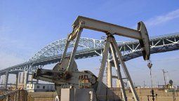 altText(Teléfono a Kicillof: Se desplomó la producción de crudo y gas en agosto)}