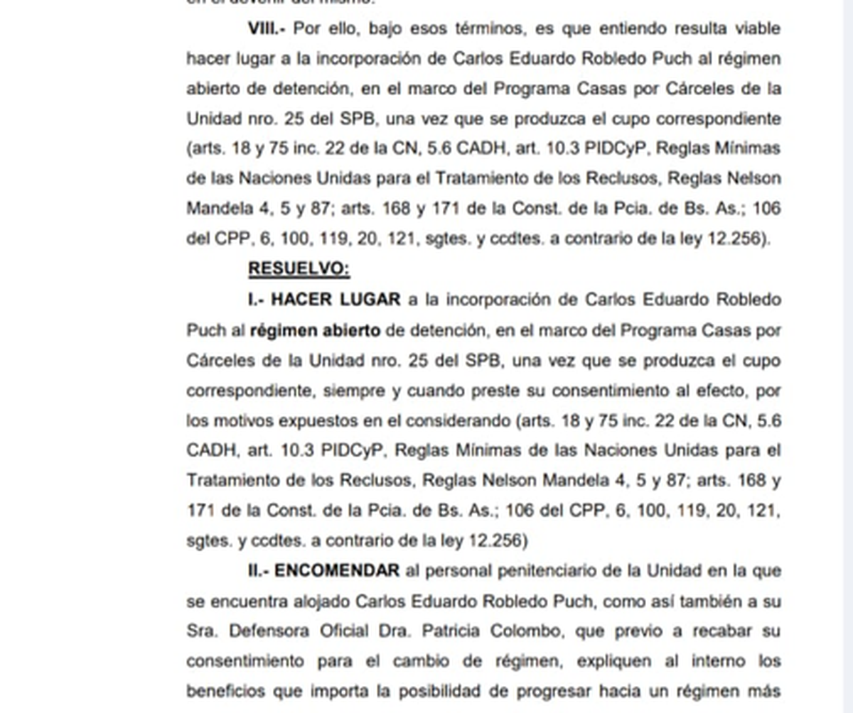 El fallo aprobado por la Justicia habilita a Robledo Puch a acceder a un régimen carcelario más flexible, que le permita con el tiempo reinsertarse en la sociedad. El fallo aprobado por la Justicia habilita a Robledo Puch a acceder a un régimen carcelario más flexible, que le permita con el tiempo reinsertarse en la sociedad.