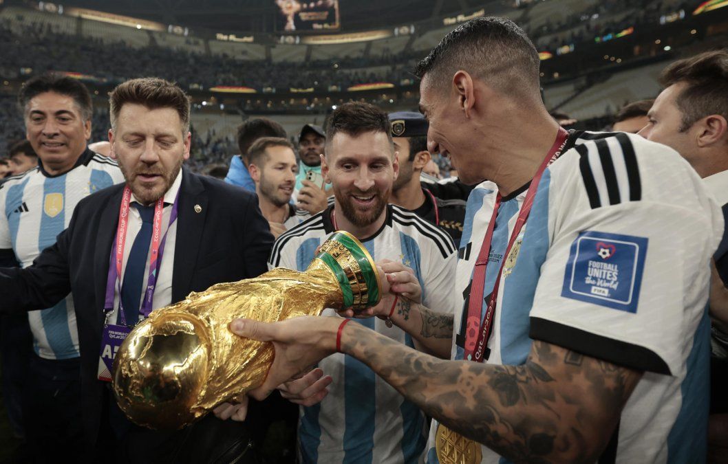 Ángel Di María le explica a Lionel Messi que dio la vuelta olímpica con una copa no otorgada por la FIFA. La Pulga sonríe de igual manera. Poco le importó.