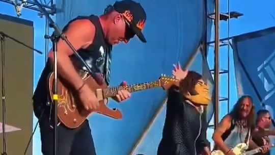 Burla y rechazo: La Renga disparó contra el Gobierno y subió a Milei al escenario en pleno recital. Burla y rechazo: La Renga disparó contra el Gobierno y subió a Milei al escenario en pleno recital.