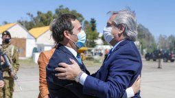 Alberto Fernández es recibido por el intendente Luque en Comodoro Rivadavia.