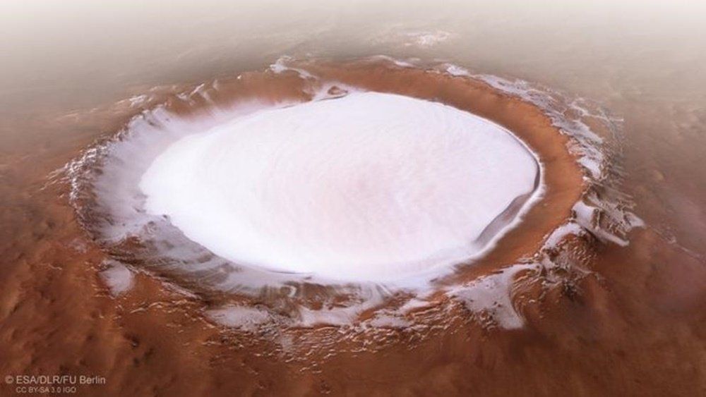 El cráter Korolev, de 82 km de ancho, contiene una capa permanente de hielo de 1,8 km de grosor. (ESA/DLR/FU Berlin)