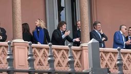 Javier Milei haciendo el six seven en el balcón de la Casa Rosada (Foto: Captura de video)