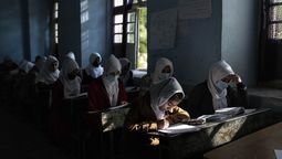 altText(Los talibanes ordenaron suspender la educación de las mujeres)}