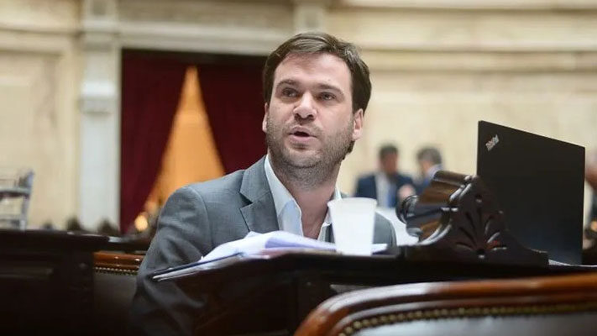 El diputado de la Coalición Cívica, Juan Manuel López, 'voz cantante' de la inclusión del capítulo sobre el impuesto al Tabaco en la Ley Ómnibus. El diputado de la Coalición Cívica, Juan Manuel López, 'voz cantante' de la inclusión del capítulo sobre el impuesto al Tabaco en la Ley Ómnibus.