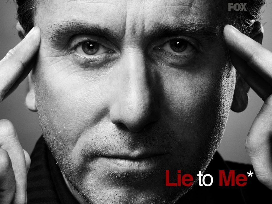 Cal Lightman (Tim Roth), personaje de uno de los psicólogos expertos en engaños más importantes del mundo, se centra en las expresiones faciales, lenguaje corporal, la voz y las palabras para descubrir si alguien está mintiendo y por qué.