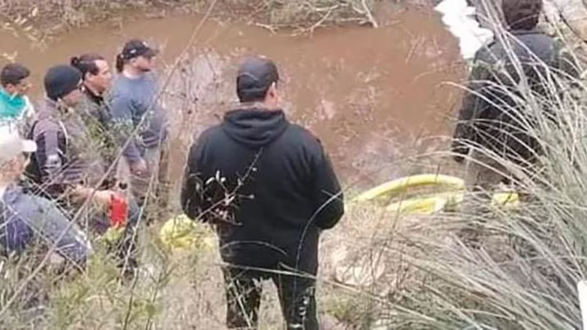 Los buzos encontraron restos óseos triturados (Foto: Infobae) Los buzos encontraron restos óseos triturados (Foto: Infobae)