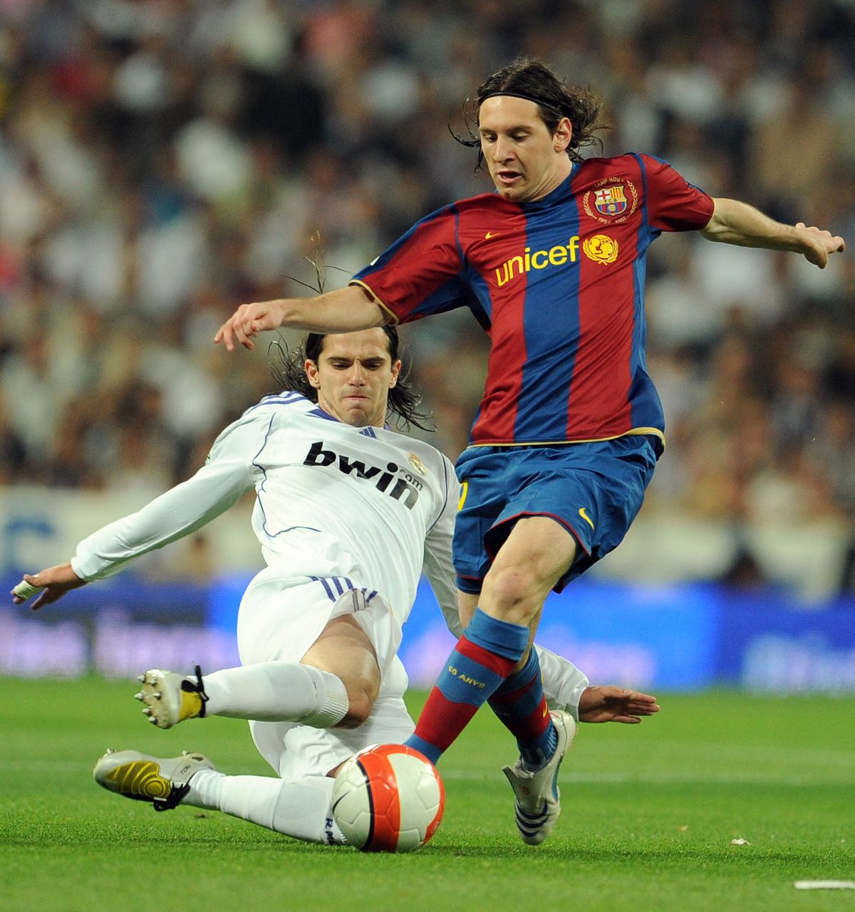 Fernando Gago y Lionel Messi. (Foto: AFP).