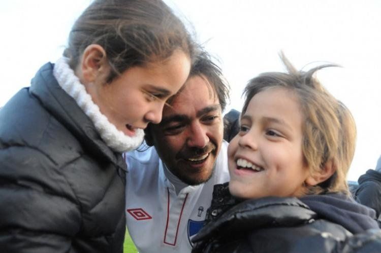 Álvaro Recoba y familia, festejando (Foto El Observador).