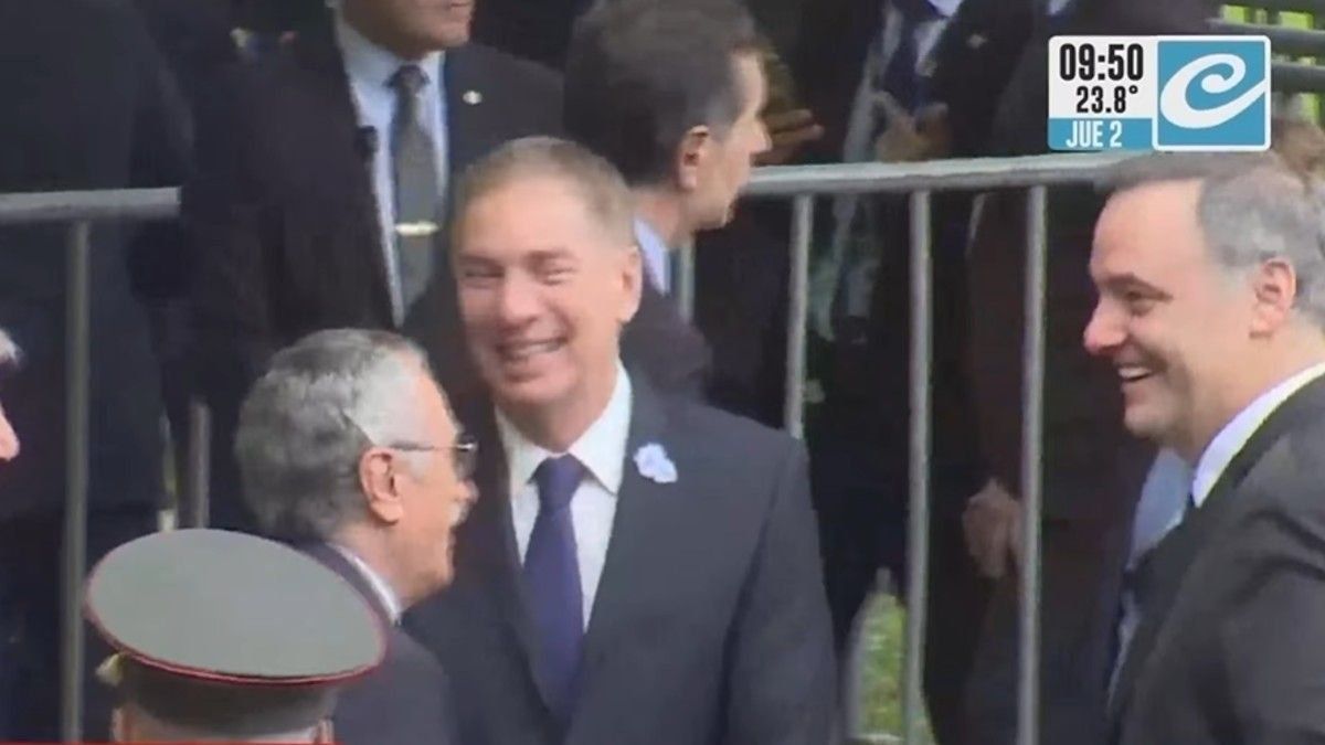 Manuel Adorni se mostró a las risotadas con otros funcionarios en el acto por Malvinas.
