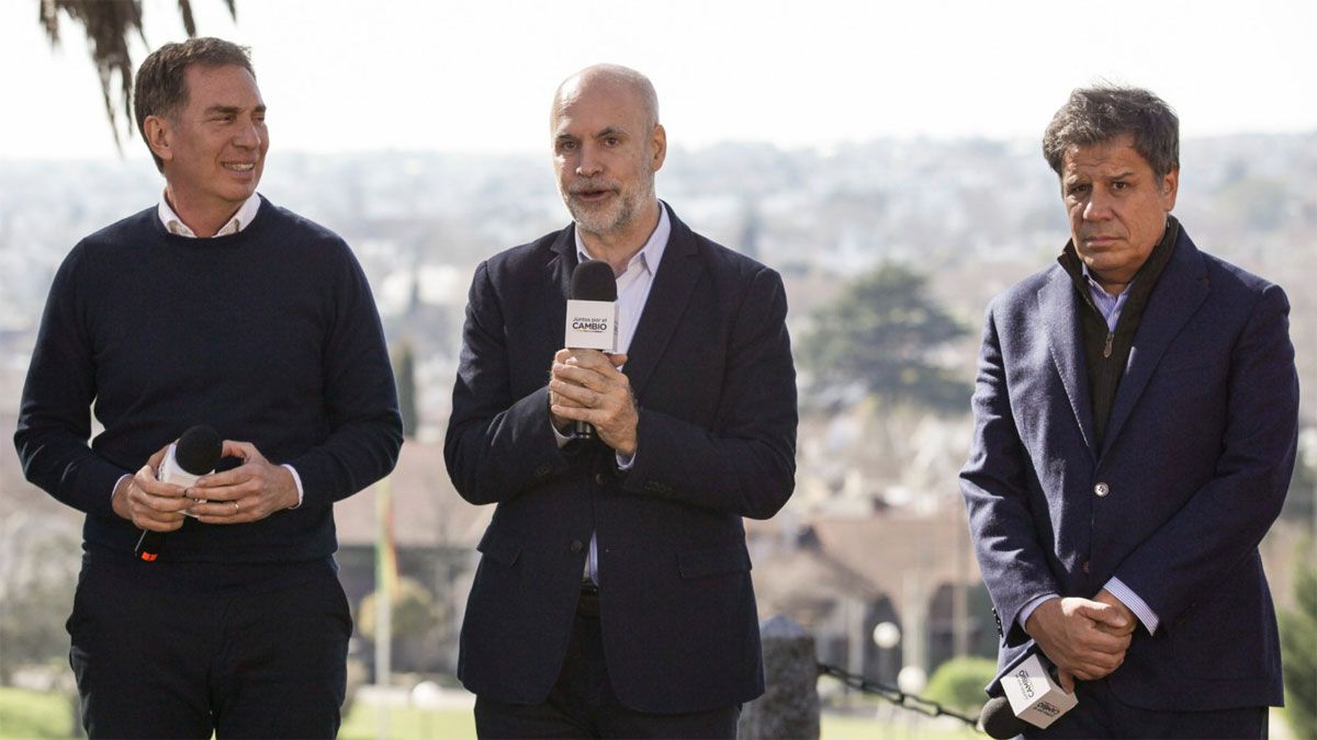 Santilli, Larreta y Facundo Manes brindaron una conferencia de prensa en el mirador de la Plaza Independencia de Tandil. Santilli, Larreta y Facundo Manes brindaron una conferencia de prensa en el mirador de la Plaza Independencia de Tandil.
