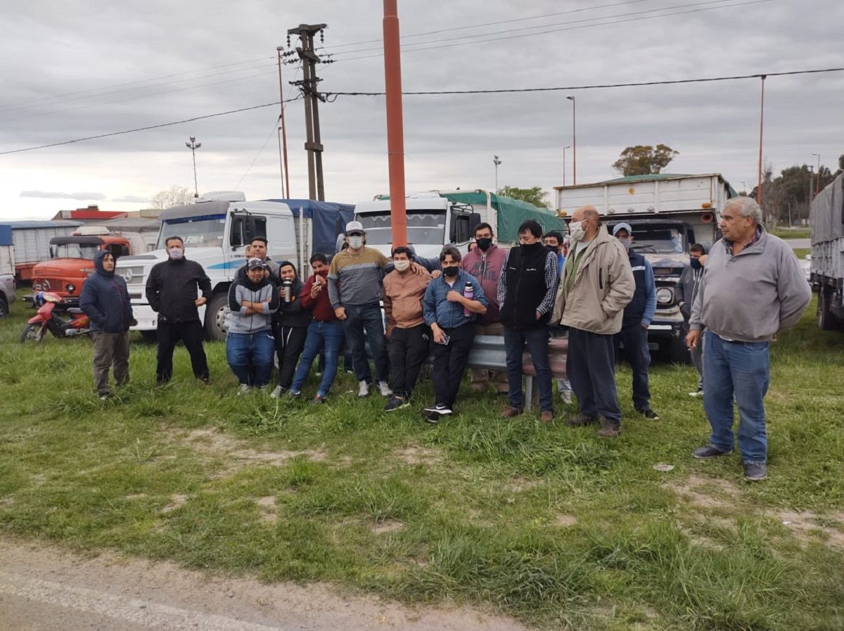 Camioneros autoconvocados seguirán con la medida de fuerza tras la frustrada reunión con los ministros de Energía y Transporte
