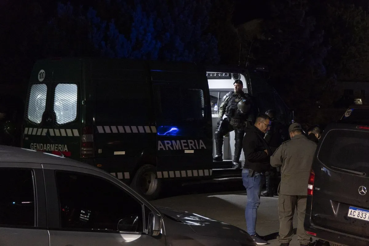 En el aeropuerto, Gendarmería, la Policía de Seguridad Aeroportuaria y la Policía Federal, encabezaron distintos operativos que incluyeron una exhaustiva revisión de los vehículos que ingresaron a la pista como parte de la comitiva.