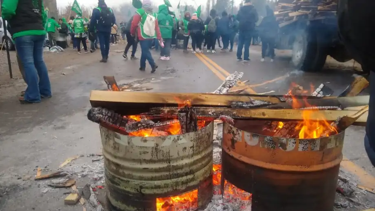 En medio del paro iniciaron un piquete sorpresivo con el que bloquean el paso de camiones de arena de Roca a Vaca Muerta.