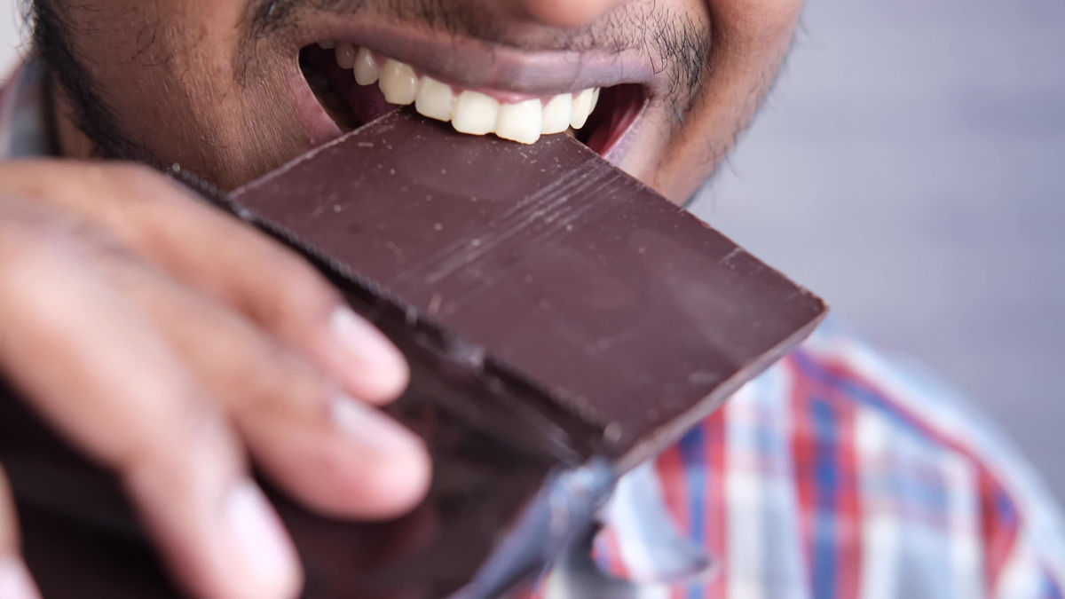 El consumo regular de chocolate nos aporta toda clase de beneficios para nuestra salud física y mental, particularmente en lo relacionado al corazón, el cerebro y la piel. El consumo regular de chocolate nos aporta toda clase de beneficios para nuestra salud física y mental, particularmente en lo relacionado al corazón, el cerebro y la piel.