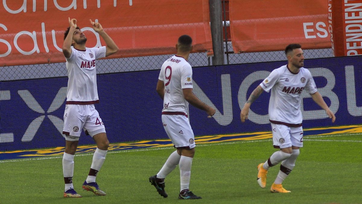 Lanús, con 1 menos, le ganó a Independiente y sigue puntero