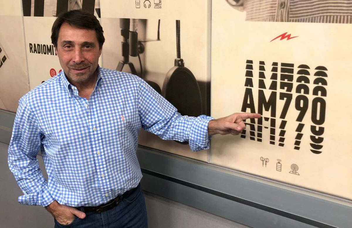 Eduardo Feinmann conduce Alguien tiene que decirlo en la primera mañana de Radio Mitre.