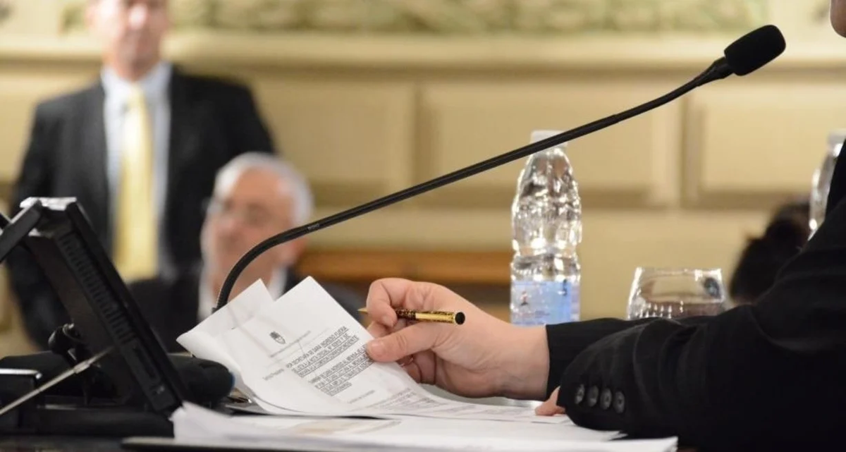 El proyecto de reforma previsional consiguió catorce votos positivos de Unidos para Cambiar Santa Fe y cuatro votos negativos del bloque Justicialista. El proyecto de reforma previsional consiguió catorce votos positivos de Unidos para Cambiar Santa Fe y cuatro votos negativos del bloque Justicialista.