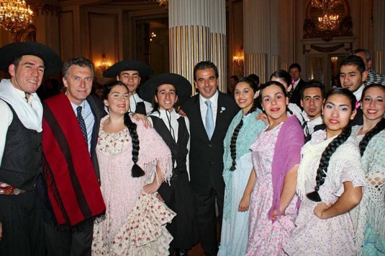 Mauricio Macri (poncho en un hombro) y Cristian Ritondo, en la Legislatura porteña (09/07/2012).
